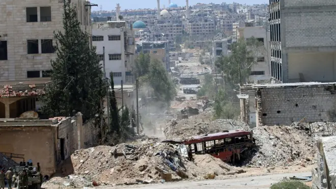 По заявлениям Москвы, мирные жители Алеппо смогут покинуть город через три гуманитарных коридора, еще один коридор будет открыт для повстанцев и боевиков, которые пожелают сложить оружие.