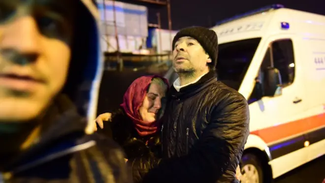 люди около ночного клуба, эмоции