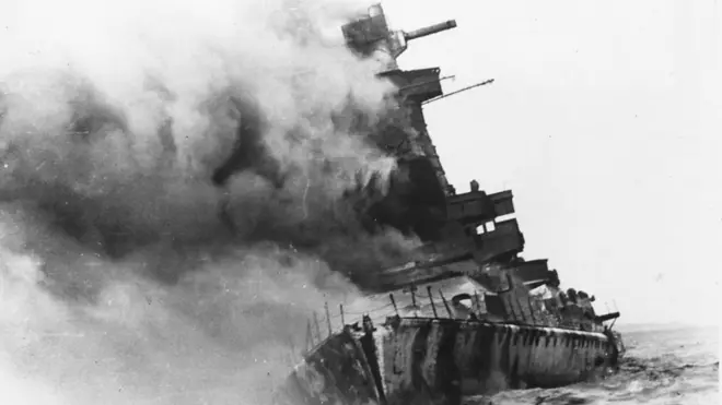 Buque alemán Graf Spee despidiendo columnas de humo frente a la costa de Montevideo en 1939