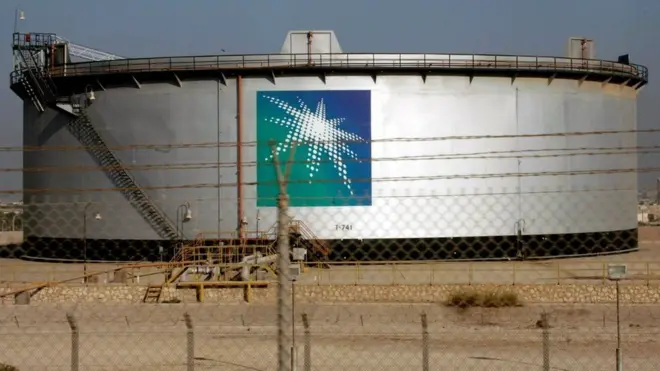 Tangki minyak di markas Aramco yang sahamnya akan dijual di dunia untuk mengatasi masalah ekonomi Arab Saudi.