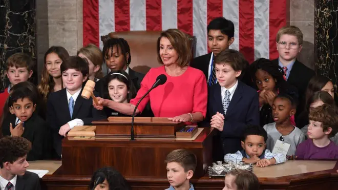 Nancy Pelosi kürsüde elinde tokmakla