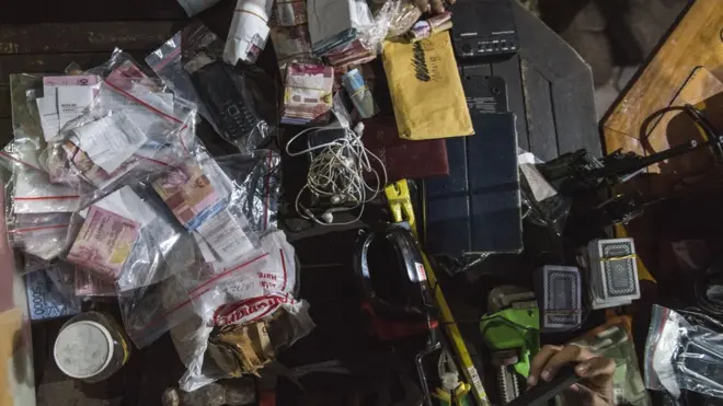 Dari seluruh kamar yang disidak ditemukan uang tunai berjumlah Rp102 juta serta berbagai perangkat komunikasi.