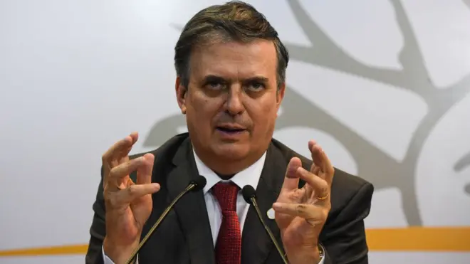 El canciller de México, Marcelo Ebrard, asegura que constitucionalmente su país no puede meterse en asuntos internos de otros países.