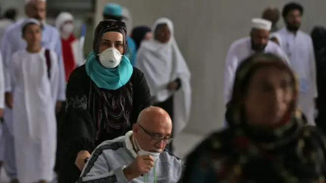 Sejumlah orang hendak menunaikan ibadah umrah di Mekah, pada 28 Februari lalu.