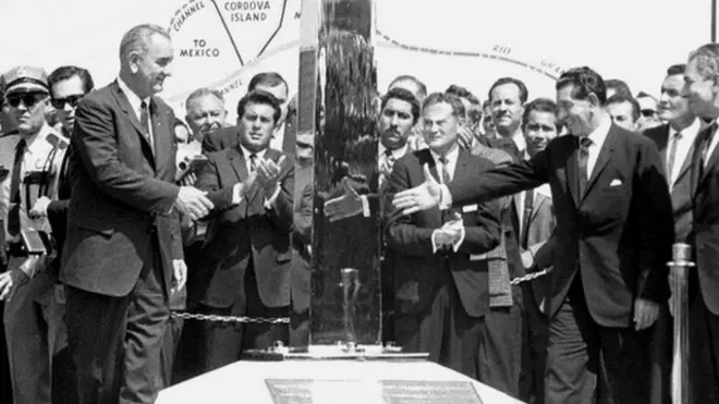 El asesinato del presidente Kennedy llevó a que Lyndon B. Johnson (izq) siguiera con las negociaciones con López Mateos (der).