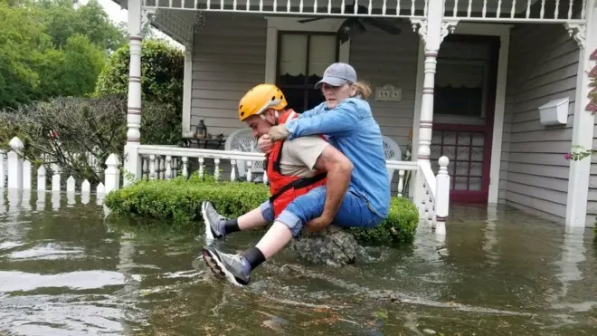 Khoảng hơn 3000 Vệ binh Quốc gia Hoa Kỳ được điều động để hỗ trợ Houston và các vùng khác