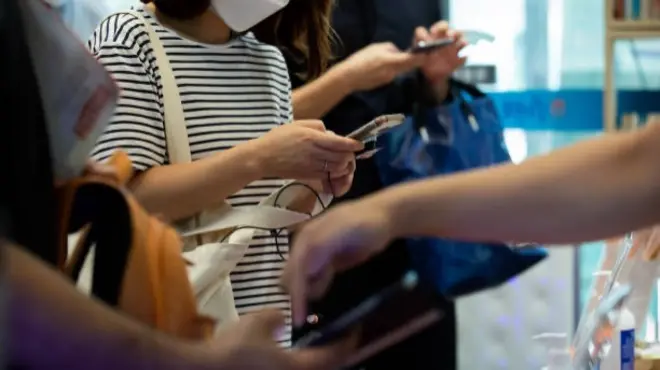 QR 코드 찍는 카페 손님