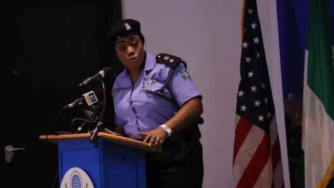 Dolapo later comot outside say make