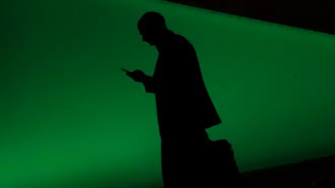 Человек с мобильным