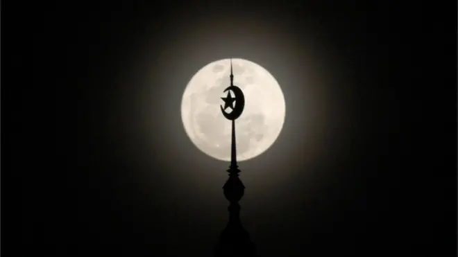 Fenomena 'supermoon' tampak di Jakarta, pada Minggu (3/12) lalu. Penampakan ini merupakan awal dari 'trilogi supermoon' dalam dua bulan mendatang. Supermoon kedua dan ketiga akan dapat disaksikan pada 1 Januari serta 31 Januari 2018 mendatang.