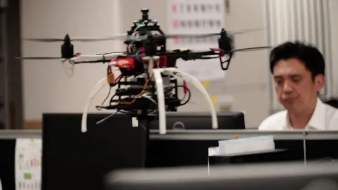 Дрон решает, кому хватит работать.