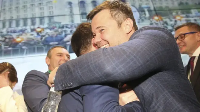 Андрій Богдан та Володимир Зеленський радіють результатам екзит-полів другого туру виборів, 21 квітня 2019 року.