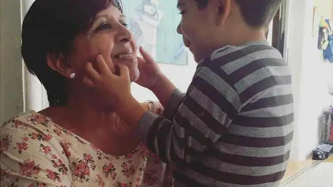 Olga Díaz con su nieto Ciro.