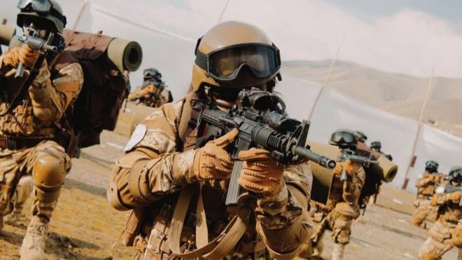 سربازان طالبان مجهز با سلاح‌های به جا مانده آمریکایی