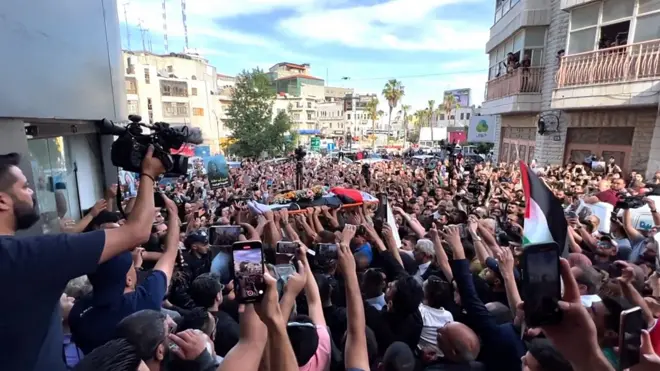 حشد هائل يشيع جثمان الصحفية شيرين أبو عاقلة