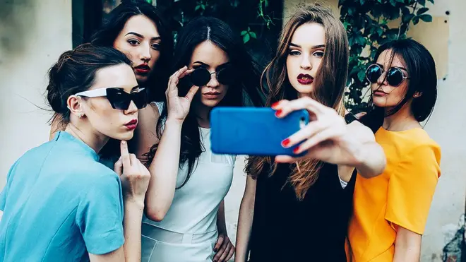 Губы уточкой