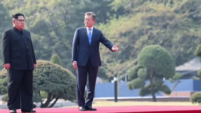 한국 문재인 대통령과 북한 김정은 노동당 국무위원장은 2018년 4월 27일 판문점에서 첫 정상회담을 가졌다