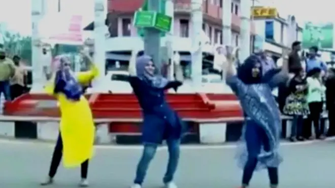 انڈیا کی ریاست کیرالہ میں ایڈز کے بارے میں بیداری کرنے کے فلیش ڈانس کے ایک پروگرام میں تین حجابی مسلم لڑکیوں کے حصہ لینے پر انہیں سوشل میڈیا پر نشانہ بنایا جا رہا ہے