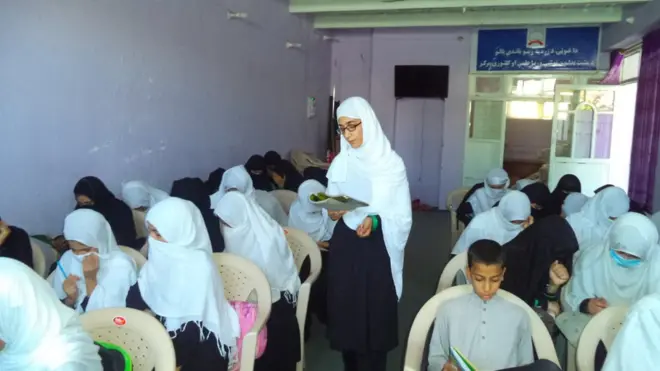 پريګل سخي وايي، یو وخت یې د بې وزلۍ له امله درس ویلی نه شو، ځکه اوس غواړي د بې وزله خلکو لاسنیوی وکړي.