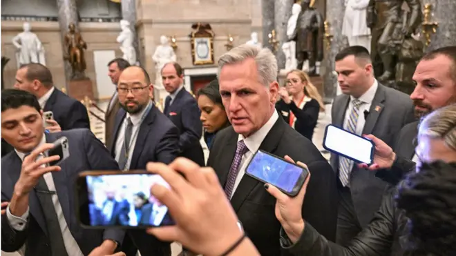 كيفين مكارثي محاط بالصحفيين.