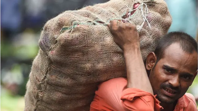 ముంబయిలో ఉల్లిపాయల బస్తా మోసుకెళ్తున్న కూలీ. 2019 ఆగస్టు 7వ తేదీన తీసిన చిత్రం