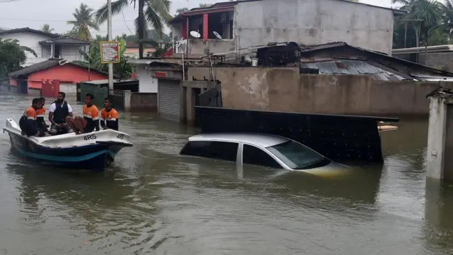 කොළඹ සහ ගම්පහ දිස්ත්‍රික්කයේ ප්‍රදේශ ගණනාවක් තවමත් ගංවතුරෙන් යට වී පවතින බවයි වාර්තාකරුවන් කියා සිටියේ