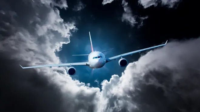 avión entre nubes grises