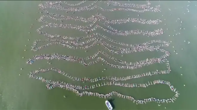 Люди в озере