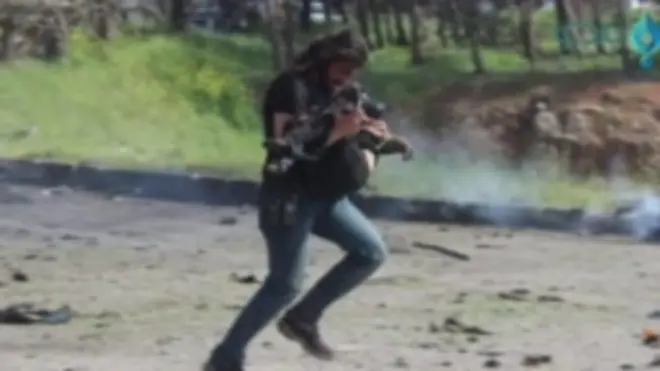 عبد القادر حبق مصور سوري يوثق ما يجري في شمال سوريا. ولكن في الأسبوع الماضي، تخلى عن آلة التصوير ليسعف أطفال قريتي كفريا والفوعة المواليتين للنظام.