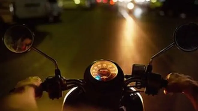 ኣብ ጸልማት ሞተር ሳይክል ምዝዋር