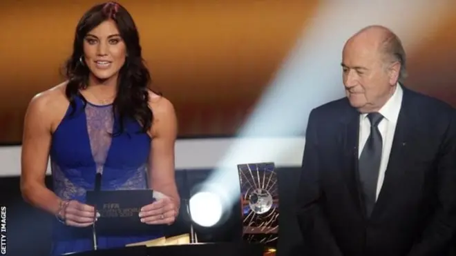 Hope Solo dan Sepp Blatter membacakan penghargaan bersama pada 2013
