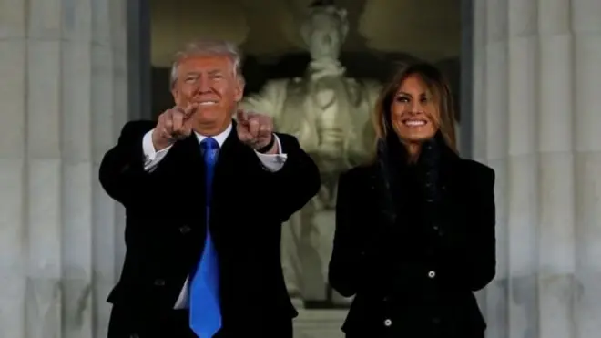 Расмий уюштурулган эрте мененки тамактанууга ал жубайы Меланияны ээрчитип келди. Келечектеги биринчи айым атайын уюштурулган концертке да келди.