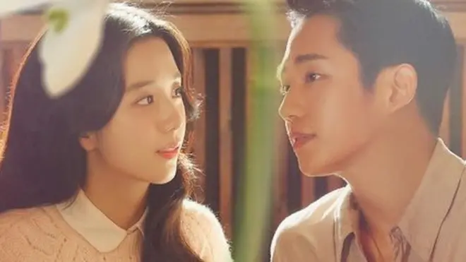 '설강화'는 1987년 서울을 배경으로 여자 기숙사에 피투성이로 뛰어든 명문대생 임수호(정해인 분)와 위기 속에서 그를 감추고 치료해준 여대생 은영로(지수 분)의 사랑 이야기를 담고 있다