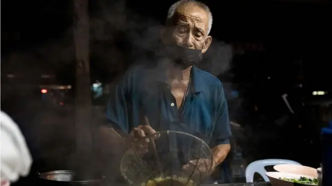 ชายแก่ลวกบะหมี่