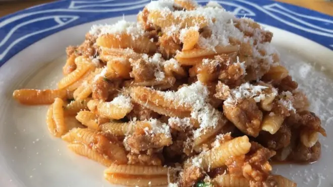Masyarakat Sardinia berbagi seluruh milik mereka kepada Italia, kecuali hidangan pasta bernama malloreddus alla campidanese.