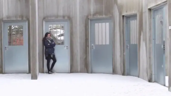 девушка у двери с решеткой