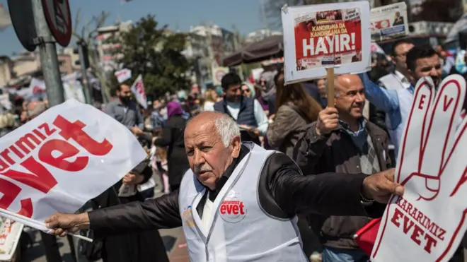 Referandum öncesi evet ve hayır taraftarları propaganda yaparken
