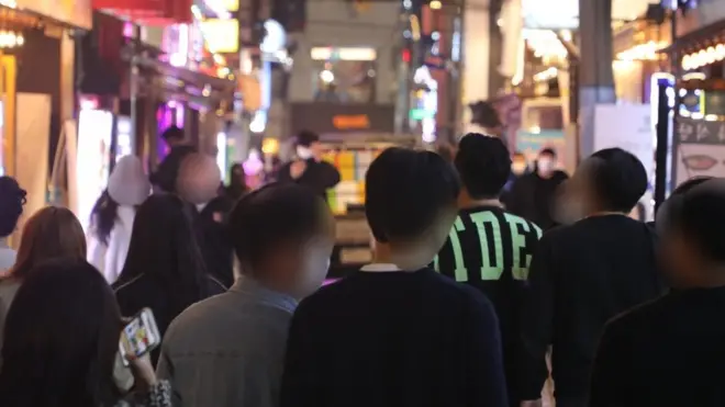 오후 10시 이후 영업을 할 수 있게 된 가게들에서는 늦은 시간까지 담소가 이어졌다