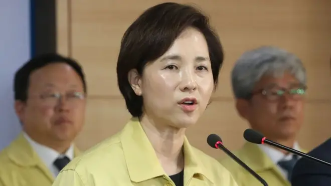 유은혜 사회부총리 겸 교육부장관이 초·중·고교 등교 개학의 시기와 방법 등을 발표하고 있다