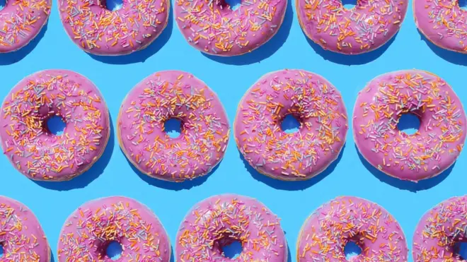 Розовые донаты на голубом фоне