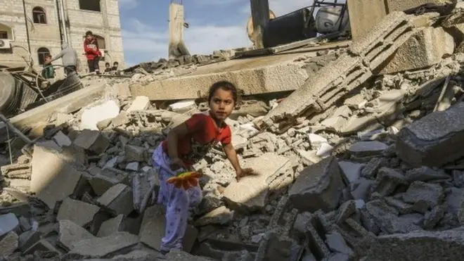 Dos edificios de varios pisos que, según los palestinos fueron destruidos por los ataques de Israel.