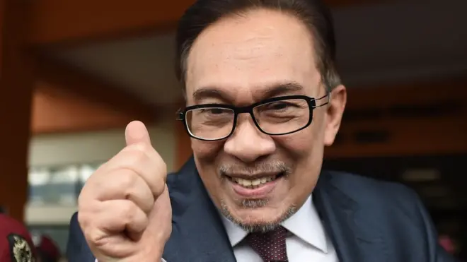 Anwar Ibrahim tampak menyambut para pendukung di hari pembebasannya dari penjara, Rabu (16/05).