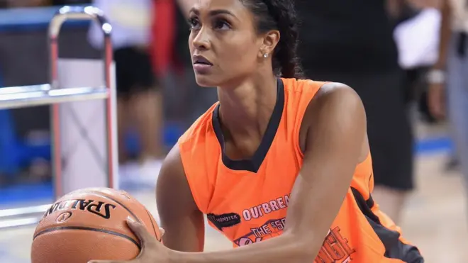 게임에 포함된 여성 중 한 명인 농구 선수이자 배우, 브리트니 엘레나는 흥분을 감추지 않았다