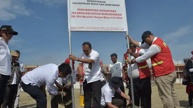 Pemerintah pusat mencabut moratorium reklamasi 17 pulau di pantai utara Jakarta, Jumat (06/10). Foto ini diambil ketika Kementerian Lingkungan Hidup dan Kehutanan menyegel satu pulau reklamasi itu, Mei 2016.
