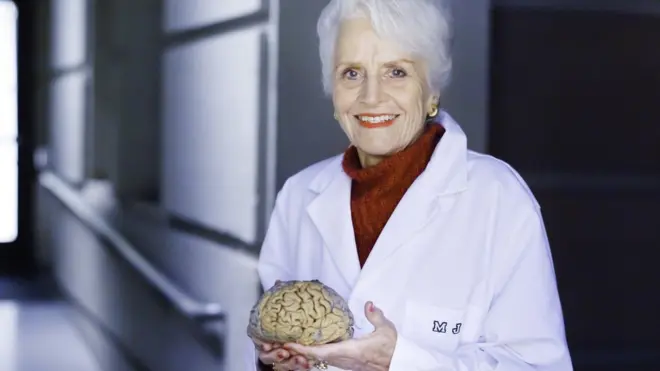Marian Diamond con un cerebro en la mano