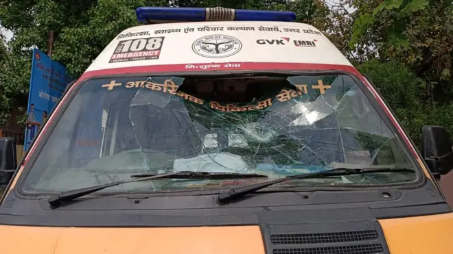 पथराव में क्षतिग्रस्त हुई एंबुलेंस