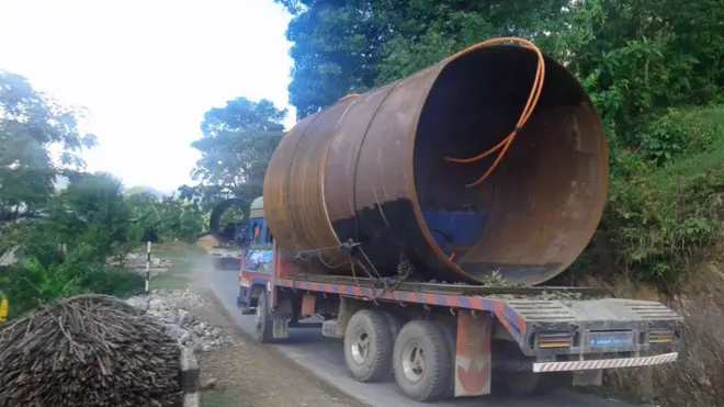 महाकाली राजमार्गमा जलविद्युत् आयोजनाको सामग्री लैजाँदै एउटा ट्रक