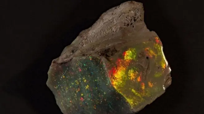 โอปอล "เพลิงแห่งออสเตรเลีย" ถูกนำออกแสดงที่พิพิธภัณฑ์รัฐออสเตรเลียใต้อยู่ในขณะนี้