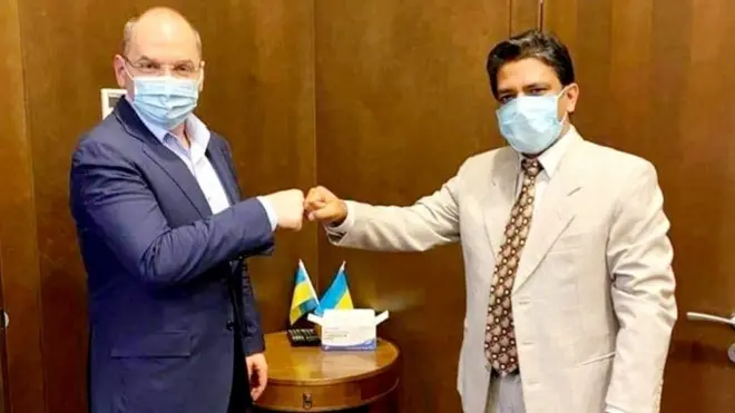 Міністр Степанов (ліворуч) каже, що днями вакцина прибуде до України