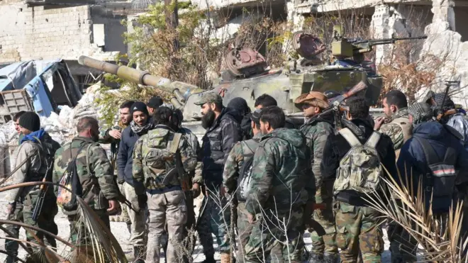 تجمع عدد من جنود النظام داخل أحد أحياء حلب الشرقية